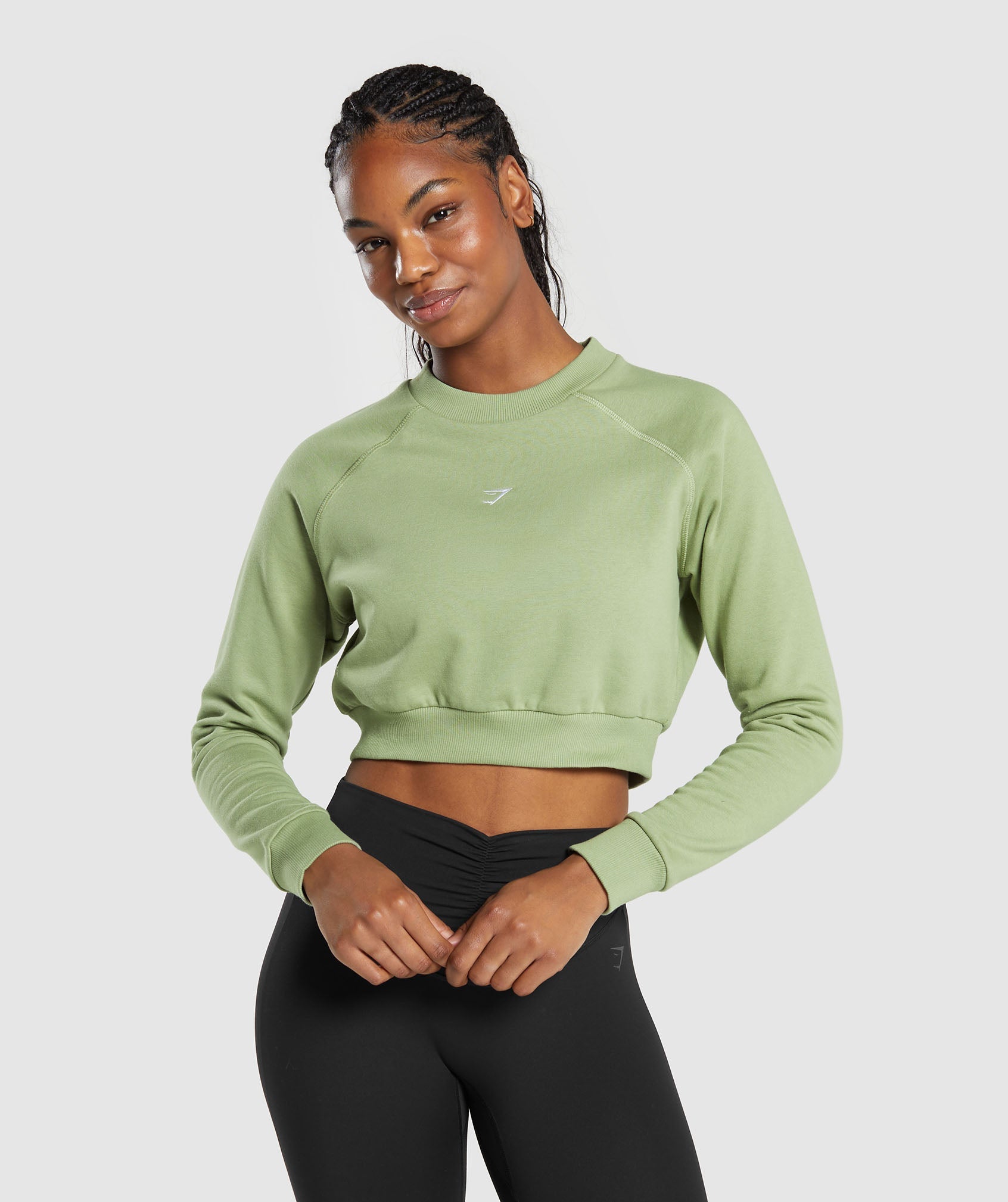 Training Fleece Cropped Sweatshirt dans Natural Sage Green