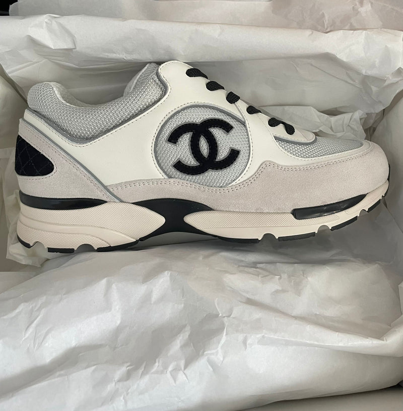 chanel cc logo white leather  suede sneaker