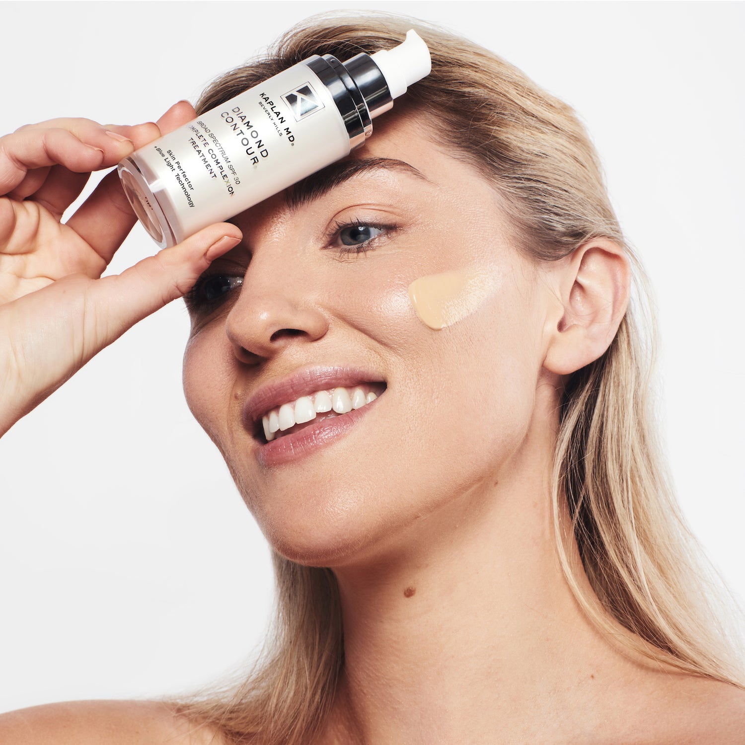 Woman Using Dr. Kaplan's Diamond Contour Broad Spectrum SPF 30 Complete Complexion Treatment in the morning to protect her skin.