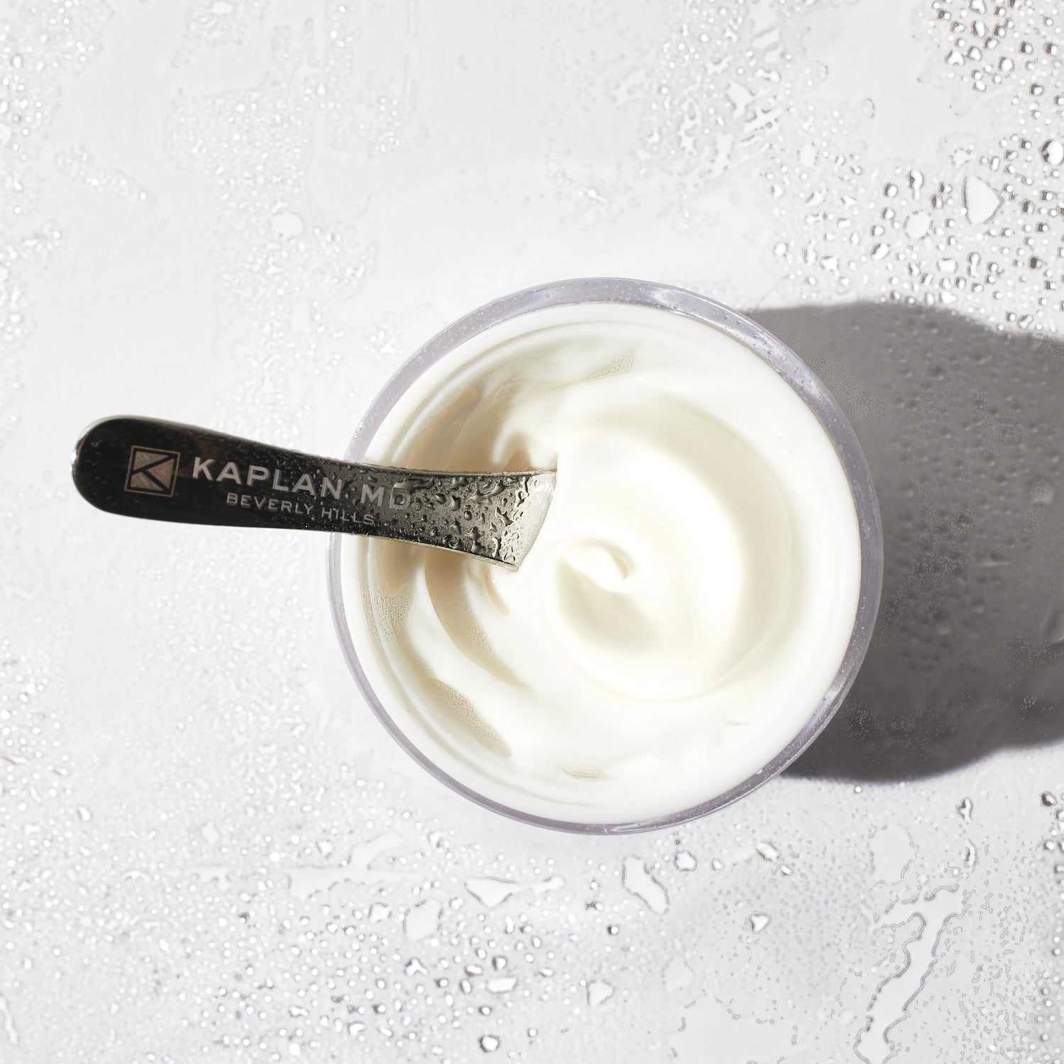 Intense, hydrating cream with hyaluronic acid that helps improve skin hydration while plumping and improving fine lines and wrinkles to fight aging.