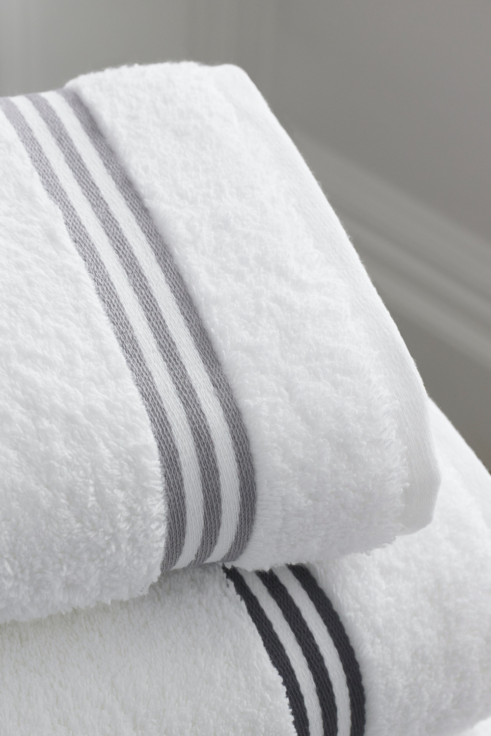 Budget-Friendly Winter Spa Experience: Nontoxic Air + Fabric Freshener Guide for Towels and Bathrobes