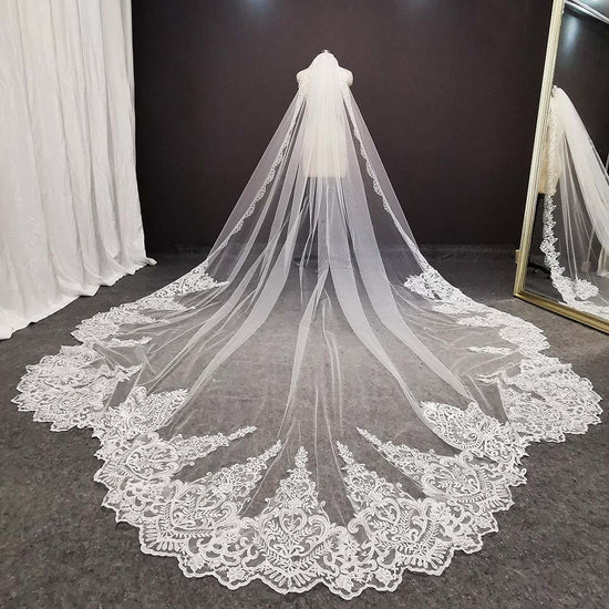 Aukmla Wedding Bridal Veils Ivory Beautiful Long Veil with Lace and Metal  Comb at the Edge Cathedral Length (Ivory)
