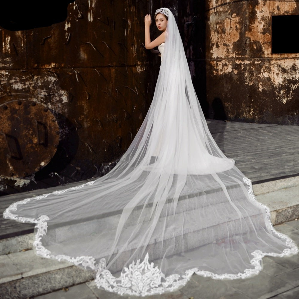 Fantasy Bride Store Elegant 4 Meters Long Lace Edge One Layer Tulle Bridal Veil with Comb White / 350cm