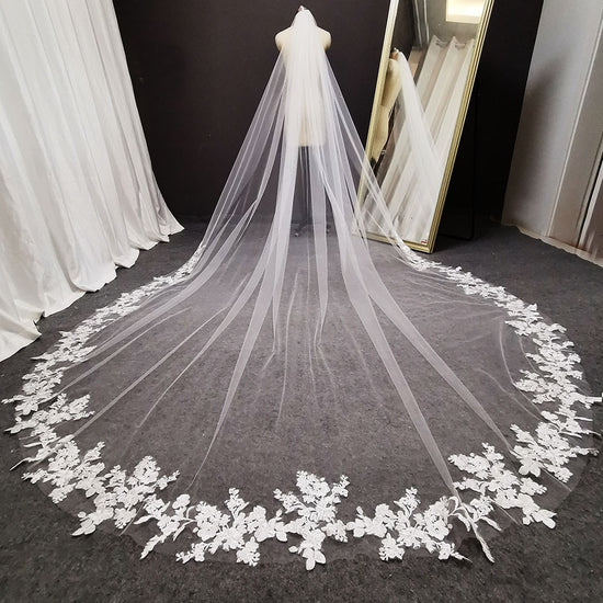 Aukmla Wedding Bridal Veils Ivory Beautiful Long Veil with Lace and Metal  Comb at the Edge Cathedral Length (Ivory) : Everything Else 