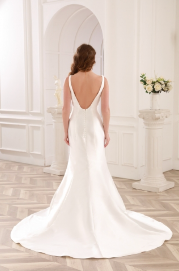 Elin Fitted Satin Wedding Dress with Detachable Train by Luse