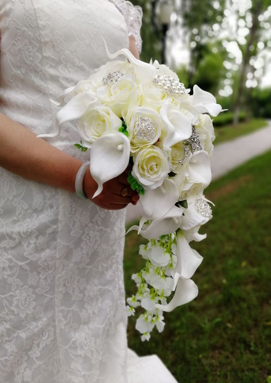 LEEYA WEDDING ACCESSORIES: BOUQUET ARTIFICIAL FLOWER + CHOCOLATE