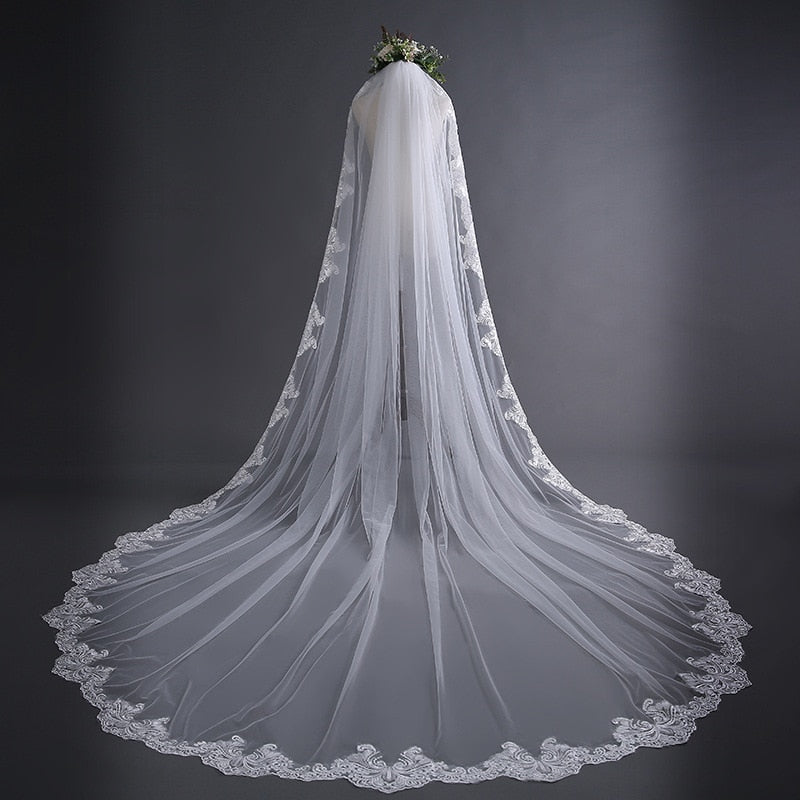 Aukmla Wedding Bridal Veils Ivory Beautiful Long Veil with Lace and Metal  Comb at the Edge Cathedral Length (Ivory)