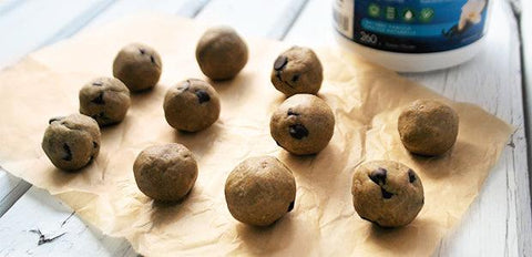 Boules protéinées sans cuisson à saveur de pâte à biscuit