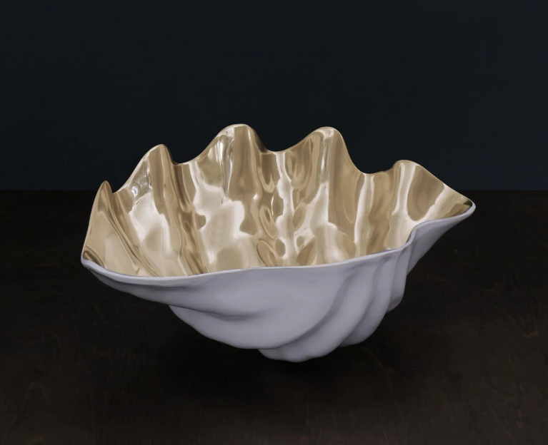 https://cdn.shopify.com/s/files/1/2222/5303/products/thanniharrietshellbowl_1000x1000.png?v=1658245851