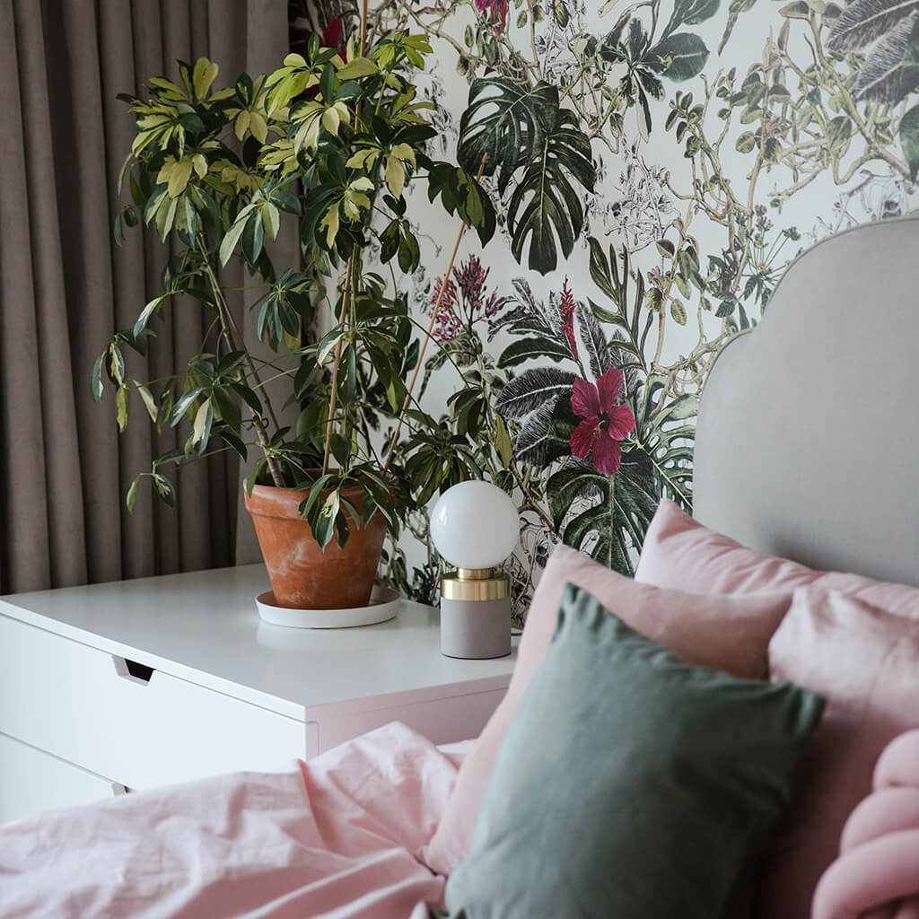 Schlafzimmer-Feature-Wand mit botanischer Tapete von Sian Zeng