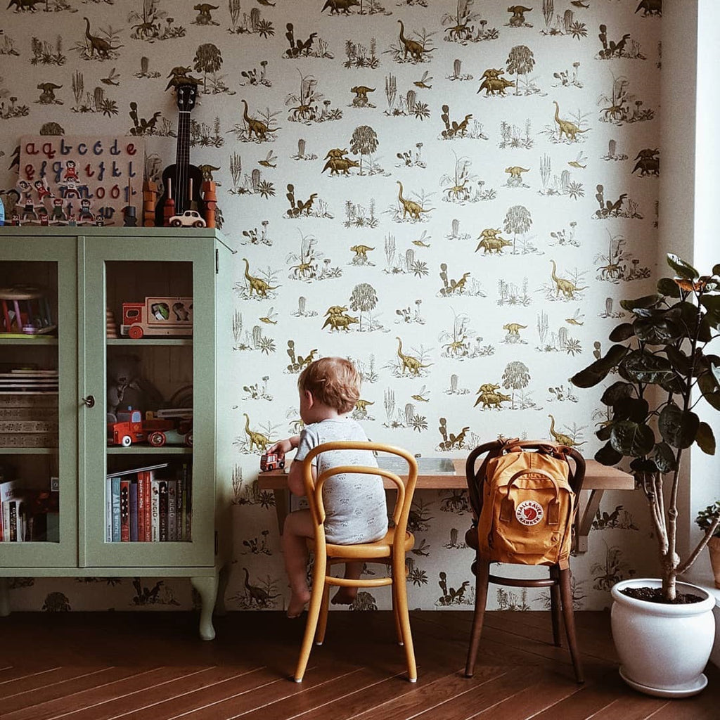 Un endroit parfait pour jouer - un bureau mural contre notre papier peint Dino en vert jaune gracieuseté de Karina Pelczar