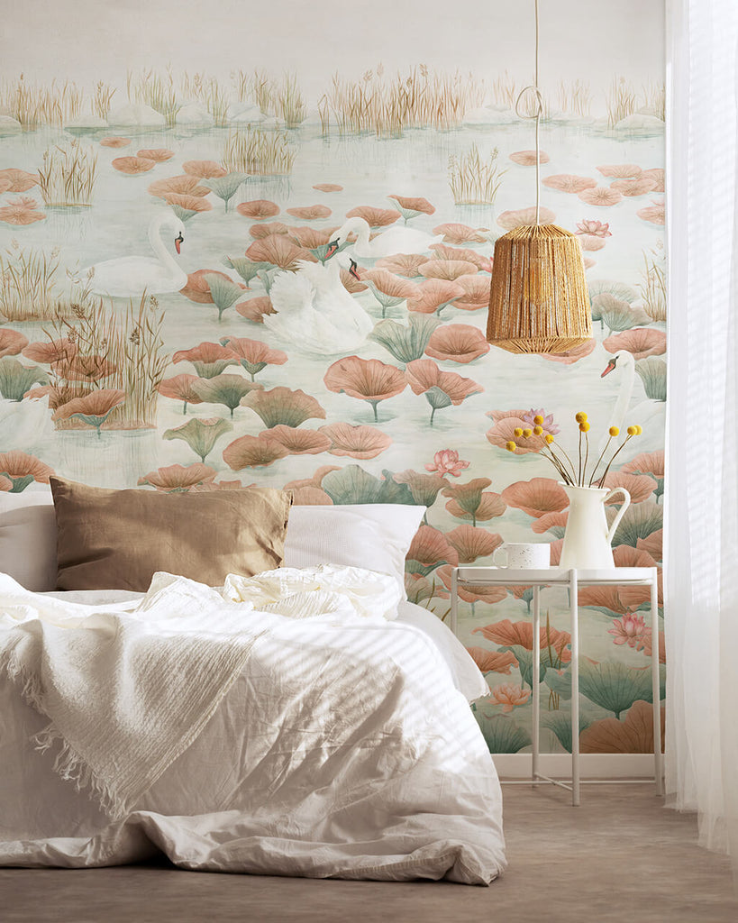 Feature Wand hinter dem Bett mit Swan Lake Mural Wallpaper von Sian Zeng