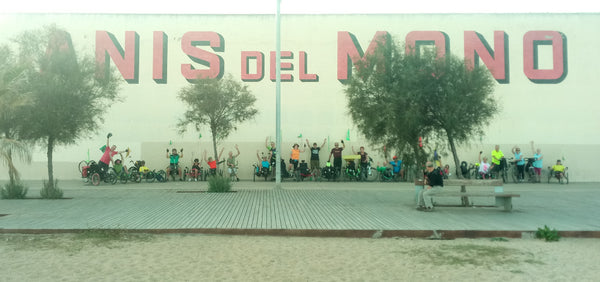 Ciclistas reclinados fotografiándonos junto a la fábrica de Anís del Mono, en Badalona