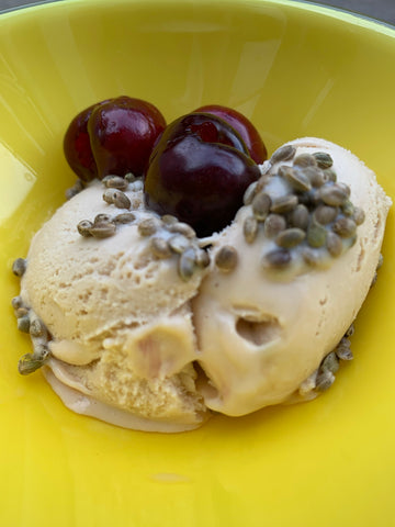 Raw Hemp seeds on vanille and hazelnut ice cream