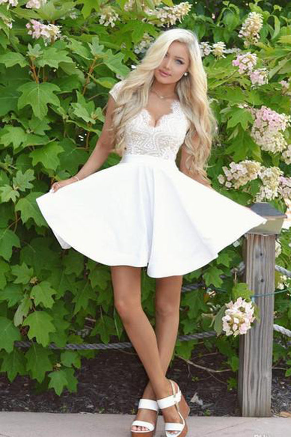 Белое короткое платье с цветами