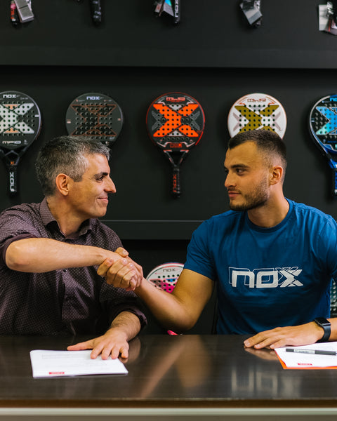 Louie Harris junto a Alfonso Bastida, durante la firma de su contrato con NOX