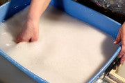 Fare la carta: la polpa di carta è mescolata all'acqua in una vasca