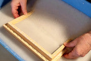 Come fare la carta: il telaio viene immerso nella miscela di acqua e carta