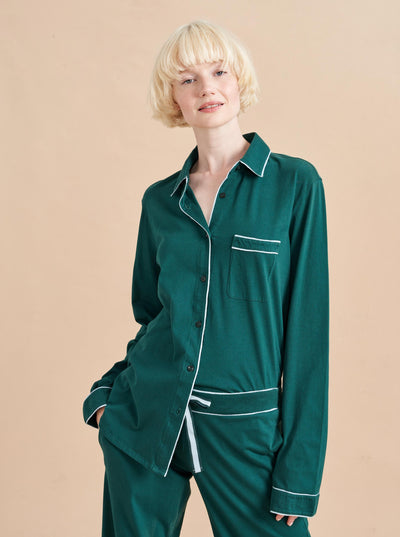 Pajama party ready. Our PJs are cut from our super soft t-shirt fabric for the ultimate in comfort and style when you need a little hygge. Forest green cotton framed with contrasting periwinkle piping, our PJ set has a relaxed-fit top and elasticated drawstring wide-leg pants.