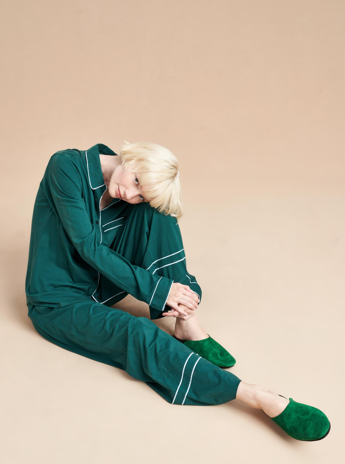 Pajama party ready. Our PJs are cut from our super soft t-shirt fabric for the ultimate in comfort and style when you need a little hygge. Forest green cotton framed with contrasting periwinkle piping, our PJ set has a relaxed-fit top and elasticated drawstring wide-leg pants.