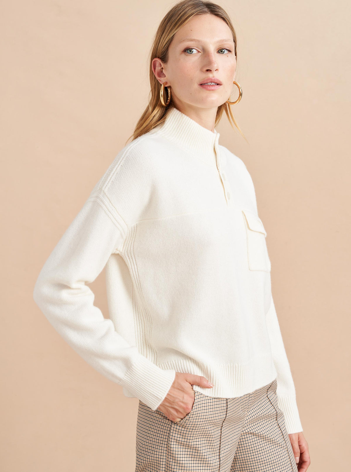 Clean and minimal, this sporty pullover is the perfect complement to one of our trousers if you add a sneaker or simply pop it over our denim for the ultimate no muss, no fuss attitude.