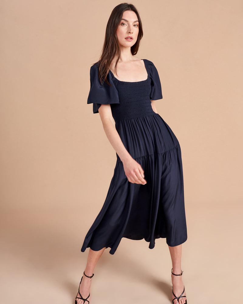 Forget the Romeos and fall in love with Juliette in this airy and light, 100% silk dress with flutter sleeves and a fluid skirt. A love story that will always have a happy ending