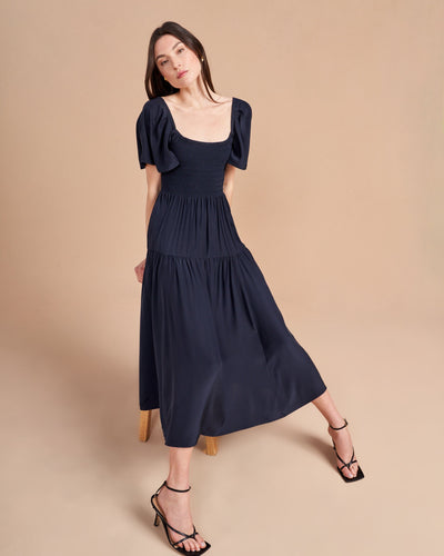 Forget the Romeos and fall in love with Juliette in this airy and light, 100% silk dress with flutter sleeves and a fluid skirt. A love story that will always have a happy ending