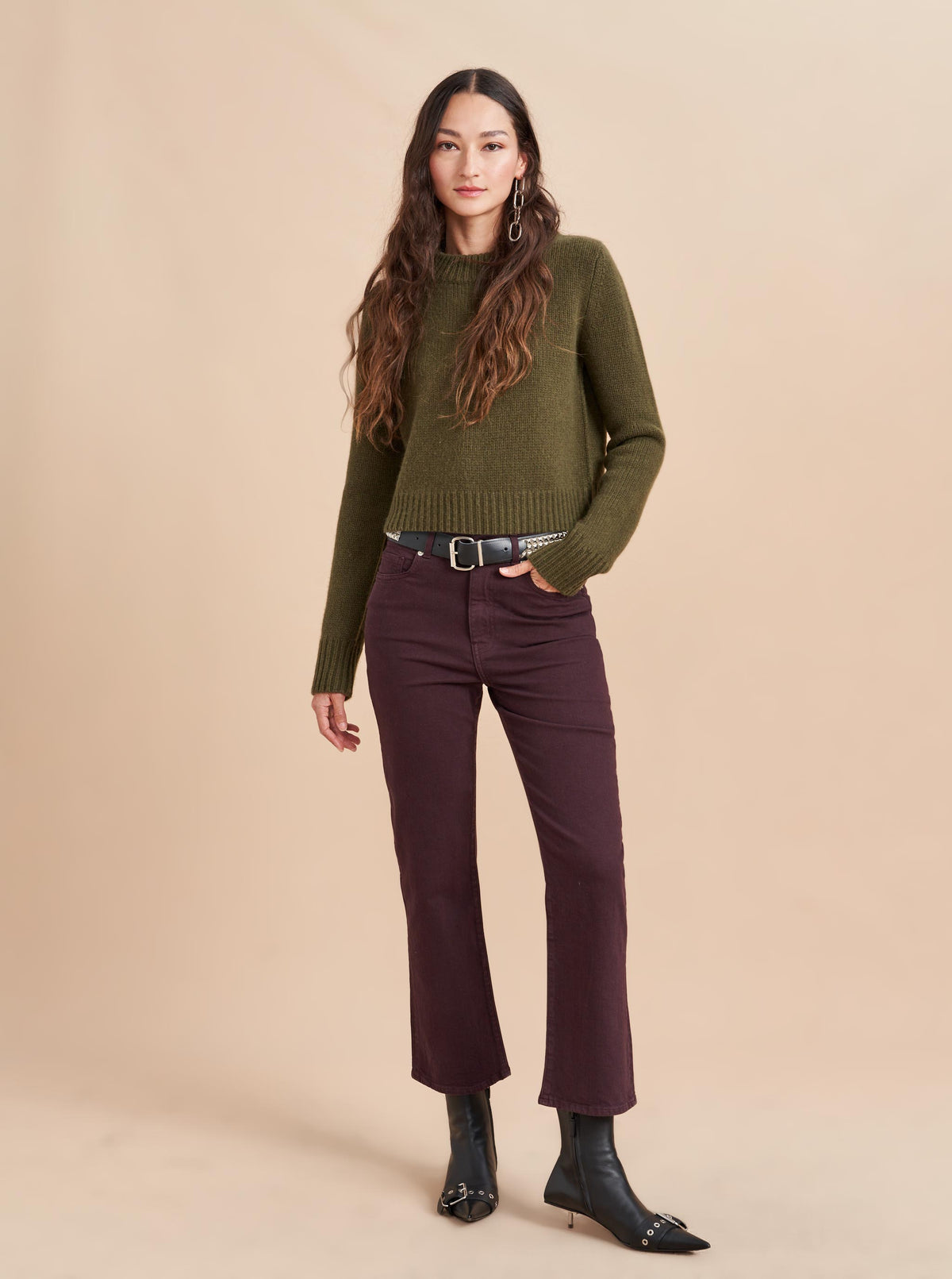 The Meredith Jean is that perfect friend you can't live without. From boots to Birkenstocks, this flattering, high rise, cropped, flare jean makes you look and feel your best with a hint of je ne sais quoi-just like the co-founder herself. 