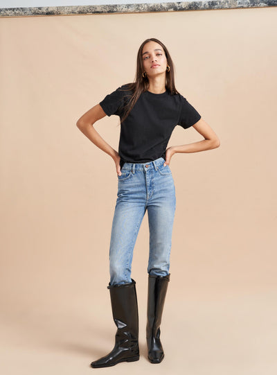 What makes the perfect tee? Why don't you ask our co-founders? Molly's vintage-inspired version in super soft cotton is more of slimmer fit, perfect for tucking into her namesake jean (or any of our jeans:-))