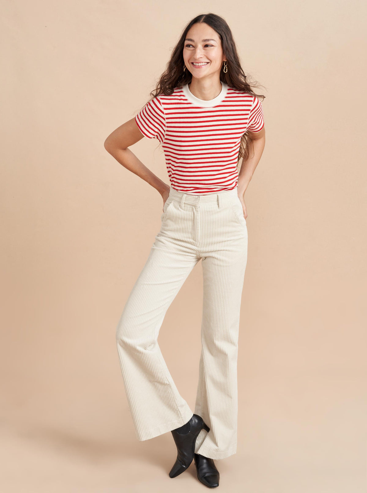 What makes the perfect tee? Why don't you ask our co-founders? Molly's vintage-inspired version in super soft cotton is more of slimmer fit, perfect for tucking into her namesake jean (or any of our jeans:-))