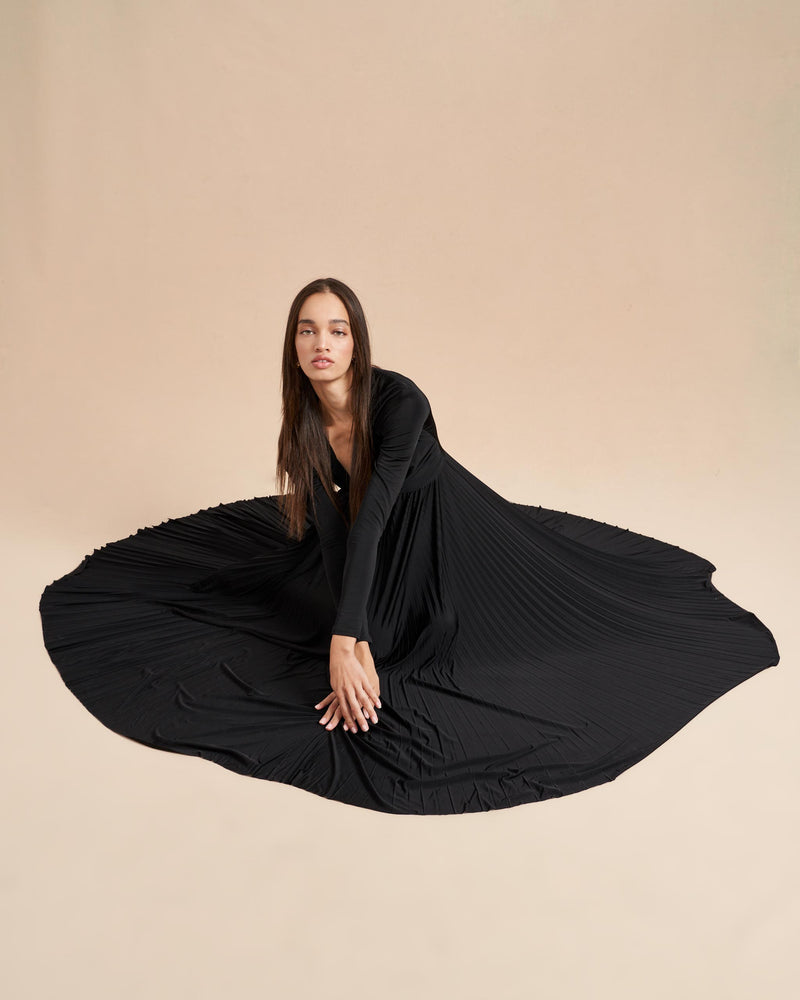 Black that is anything but basic. Our Nadia Dress with twist front detail in breathable stretch viscose, will hold you so you can do your thing, all while you wonder how a dress can possibly be this comfortable.  