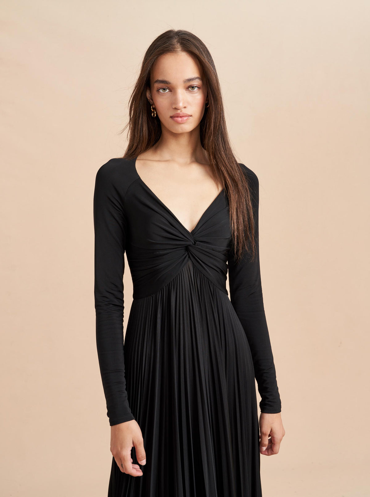 Black that is anything but basic. Our Nadia Dress with twist front detail in breathable stretch viscose, will hold you so you can do your thing, all while you wonder how a dress can possibly be this comfortable.  