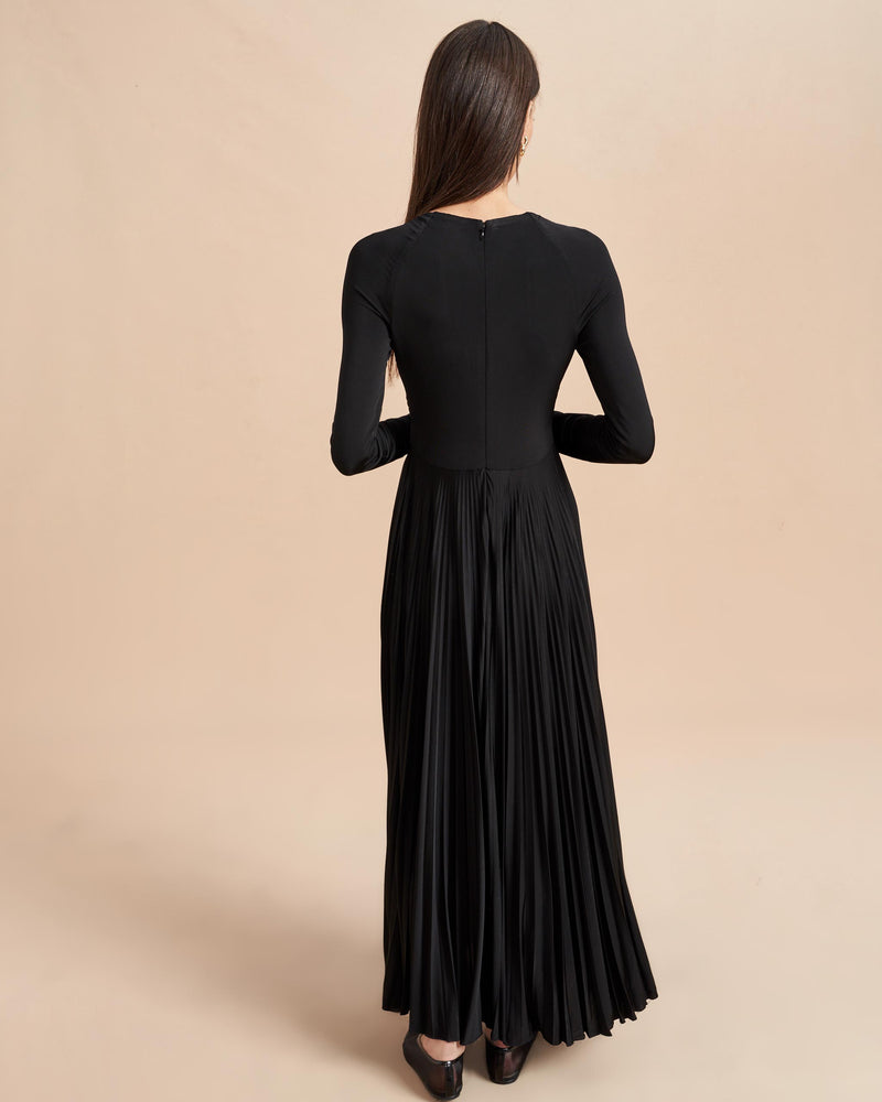 Black that is anything but basic. Our Nadia Dress with twist front detail in breathable stretch viscose, will hold you so you can do your thing, all while you wonder how a dress can possibly be this comfortable.  