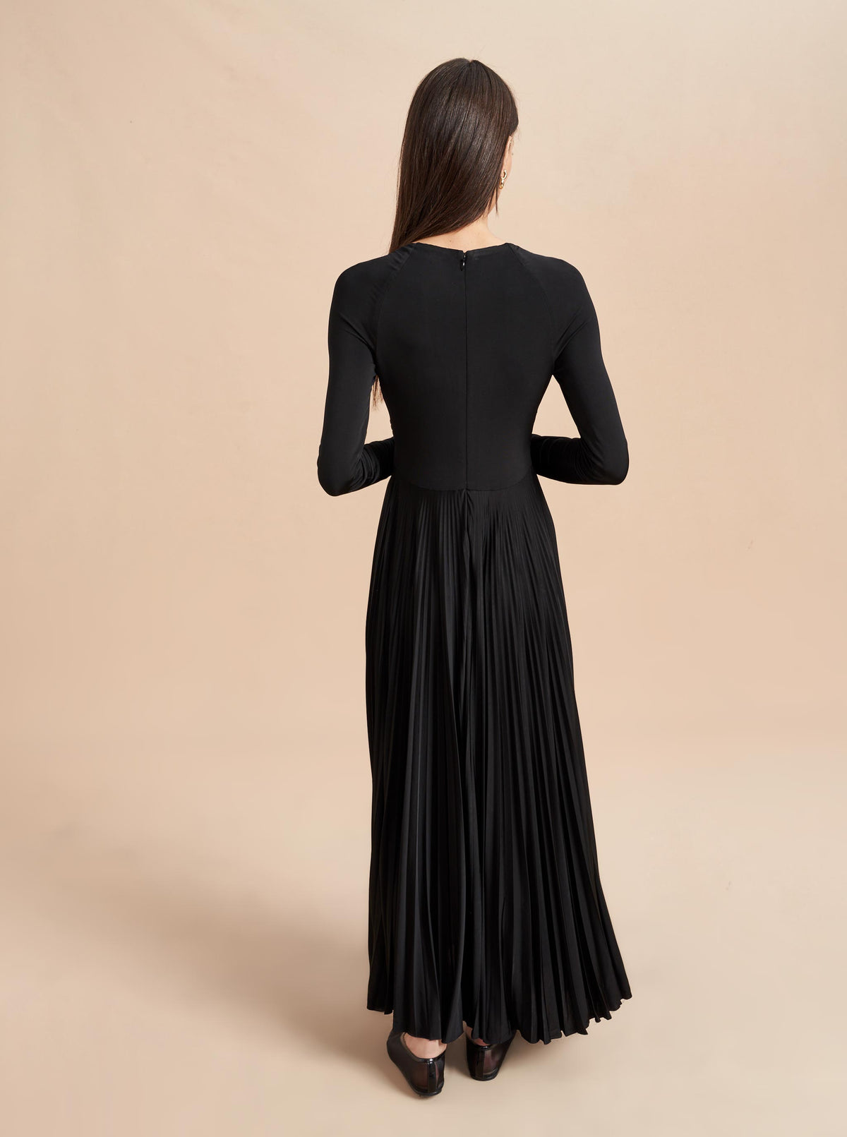 Black that is anything but basic. Our Nadia Dress with twist front detail in breathable stretch viscose, will hold you so you can do your thing, all while you wonder how a dress can possibly be this comfortable.  