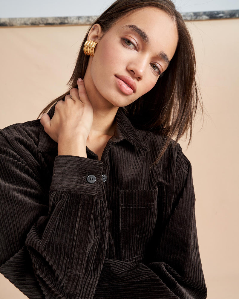 The perfect oversize shirt in delicious cotton-stretch corduroy will become your go-to outwear choice. Wear it on its own, with its matching pant or layered over a sweater, this wide wale jacket is where functionality meets luxury and turns to obsession.