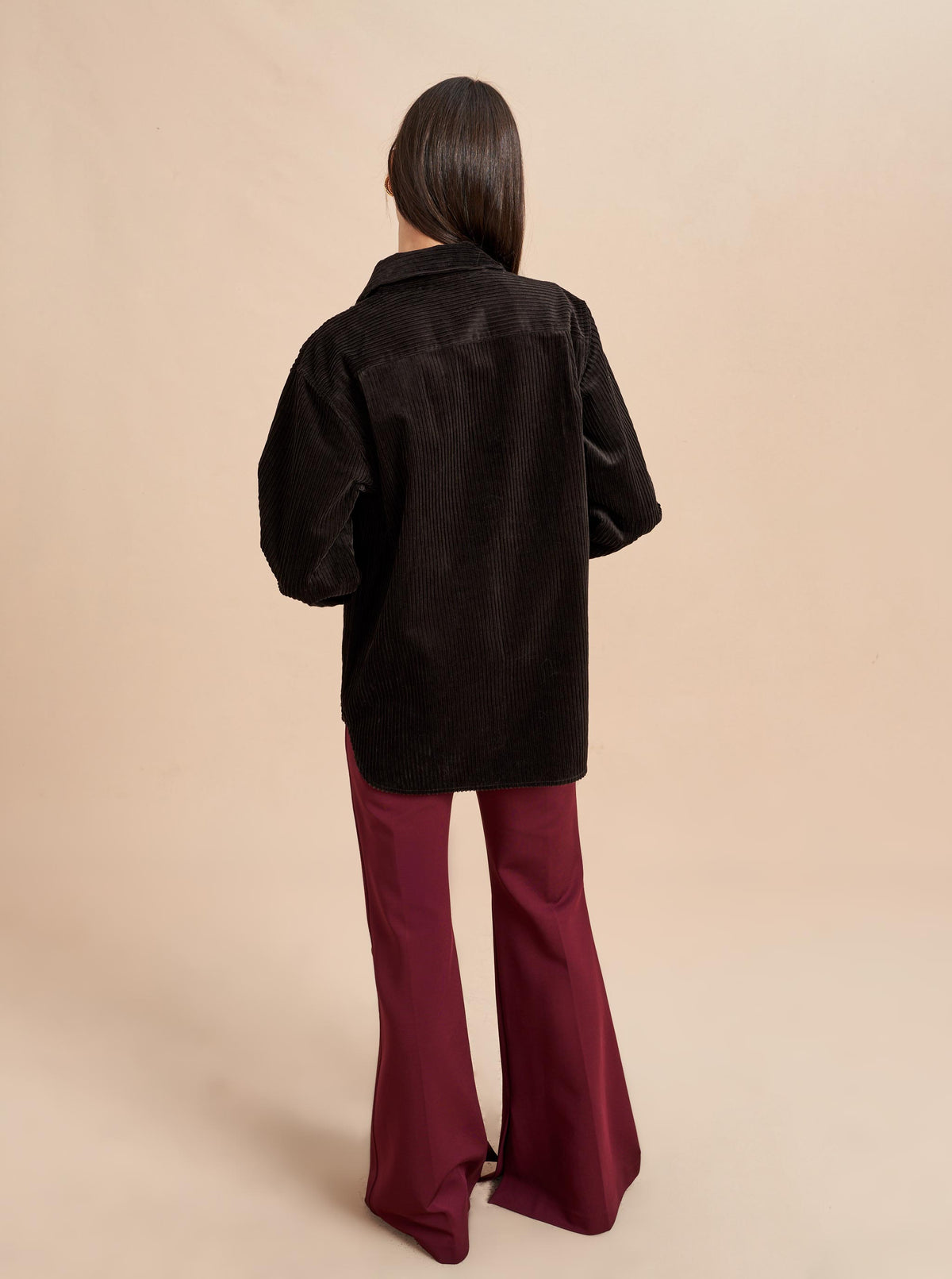 The perfect oversize shirt in delicious cotton-stretch corduroy will become your go-to outwear choice. Wear it on its own, with its matching pant or layered over a sweater, this wide wale jacket is where functionality meets luxury and turns to obsession.