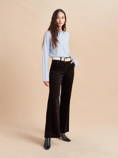 This delicious cotton-stretch corduroy trouser is the perfect staple for fall. Wear it on its own or with its matching shirt jacket, this wide wale pant is where functionality meets luxury and turns to obsession.