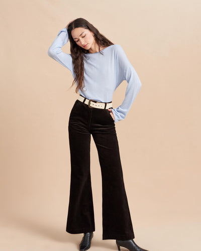 This delicious cotton-stretch corduroy trouser is the perfect staple for fall. Wear it on its own or with its matching shirt jacket, this wide wale pant is where functionality meets luxury and turns to obsession.