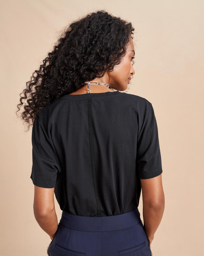 What makes the perfect tee? Why don't you ask our co-founders? Valerie's classic tee in super soft cotton is more of a boyfriend, generous fit, perfect for throwing on over her namesake, skinny jean (or any of our jeans ;-))