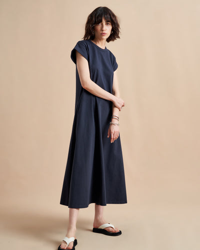 The search for the perfect t-shirt dress is over. This maxi style, in 100% organic cotton, features a slightly A-line silhouette and comes with a removable belt so you can decide how much shape you want and not to worry, like most of our best selling dresses, this too comes with pockets. You can thank us later.