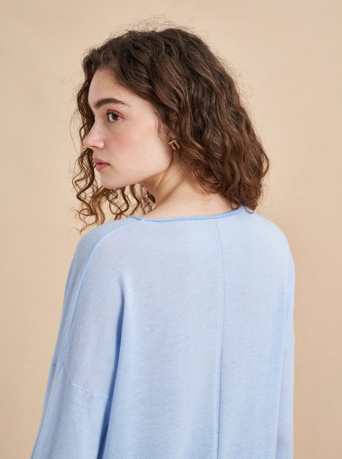 Lighter than air, our newest featherweight family is our lightest sweater we have made in 100% cashmere featuring an oversize body and a classic roll edge on the collar, hem and cuffs. 
