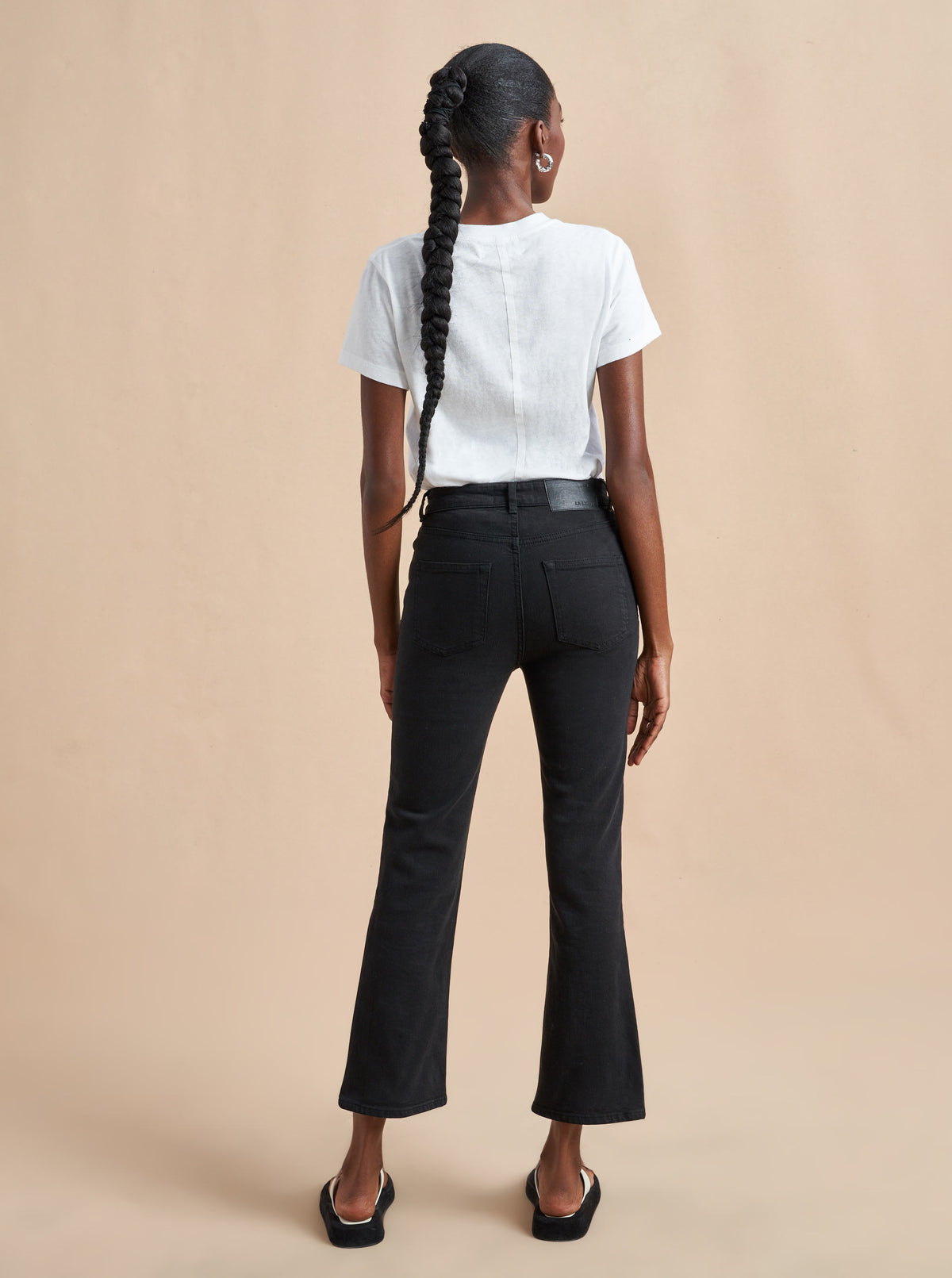 The Meredith Jean is that perfect friend you can't live without. From boots to Birkenstocks, this flattering, high rise, cropped, flare jean makes you look and feel your best with a hint of je ne sais quoi-just like the co-founder herself. 