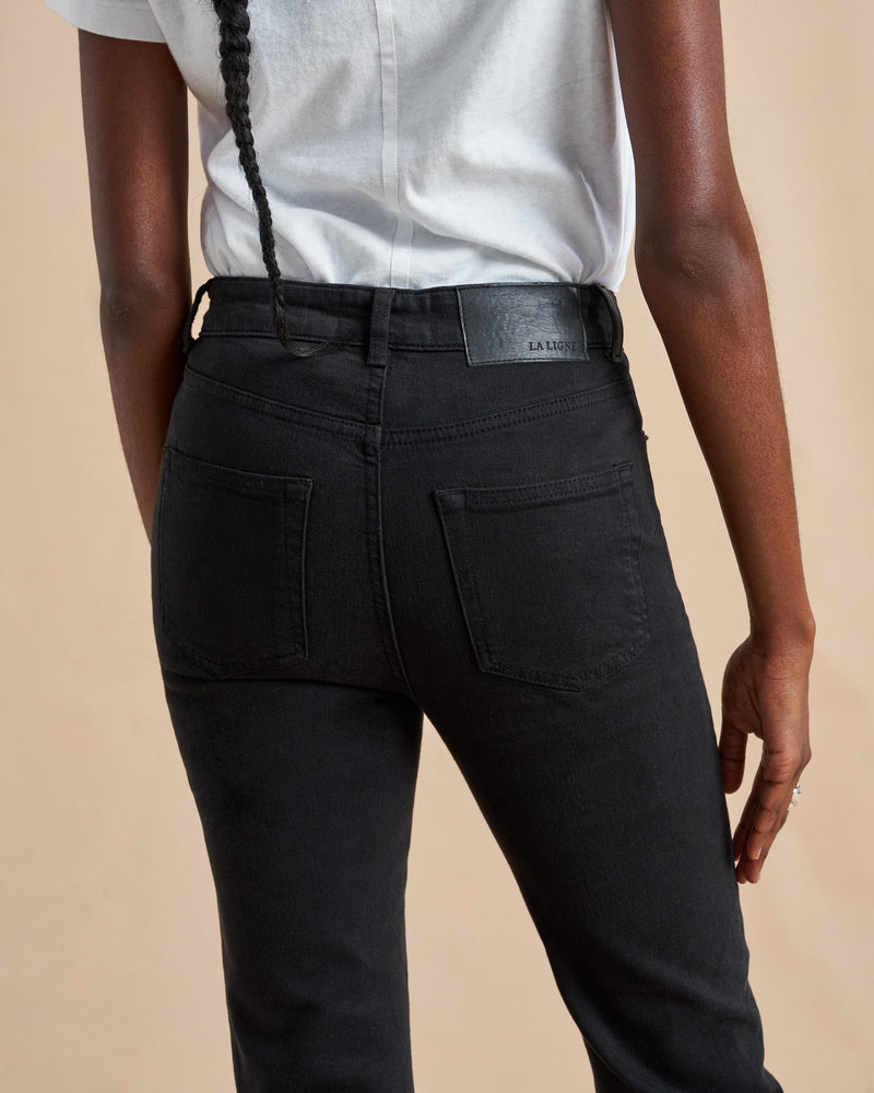 The Meredith Jean is that perfect friend you can't live without. From boots to Birkenstocks, this flattering, high rise, cropped, flare jean makes you look and feel your best with a hint of je ne sais quoi-just like the co-founder herself. 