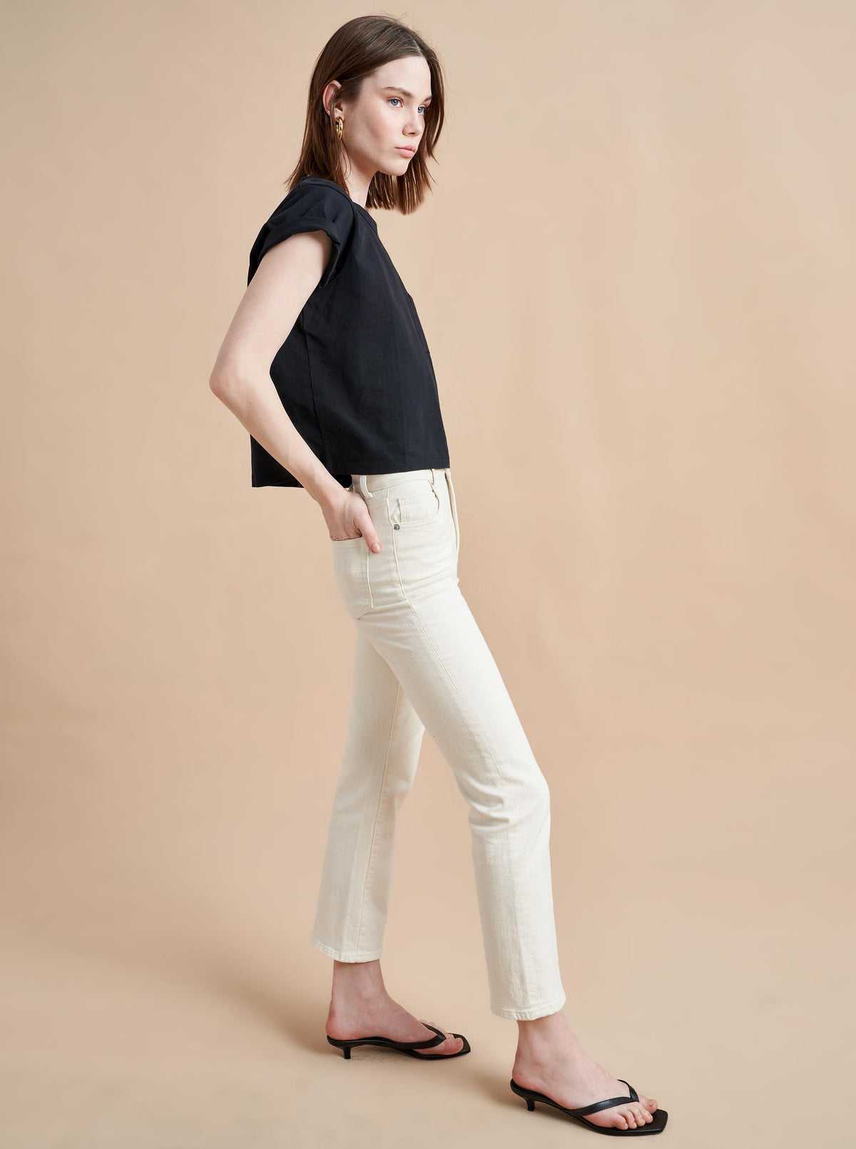 The Meredith Jean is that perfect friend you can't live without. From boots to Birkenstocks, this flattering, high rise, cropped, flare jean makes you look and feel your best with a hint of je ne sais quoi-just like the co-founder herself. 