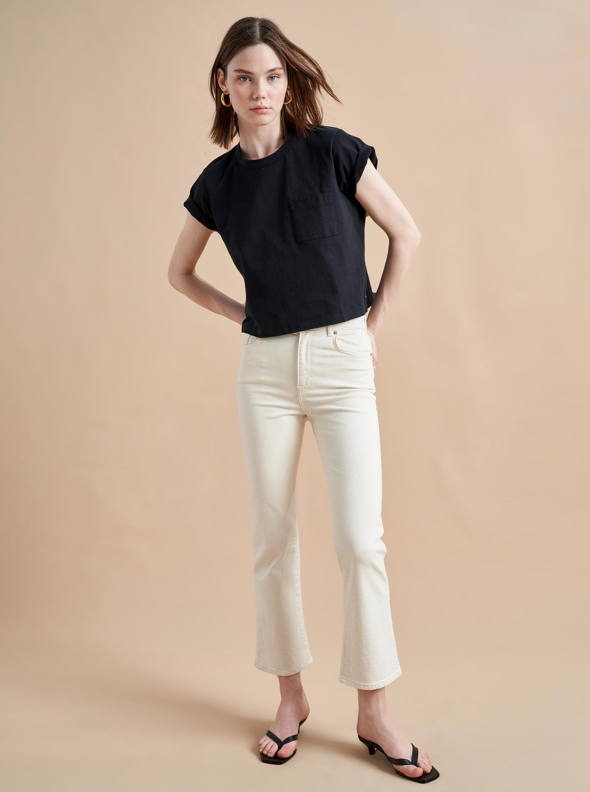 The Meredith Jean is that perfect friend you can't live without. From boots to Birkenstocks, this flattering, high rise, cropped, flare jean makes you look and feel your best with a hint of je ne sais quoi-just like the co-founder herself. 