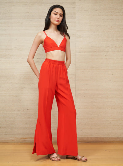 We went to great lengths to create the perfect silky, wide-leg pants. These pull-up pants in matte crepe silk make sure you are equally chic saying "Bonjour" as you are saying "Bientôt"!