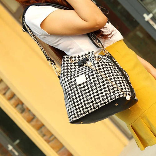 HALLIE’S HOUNDSTOOTH TOTE