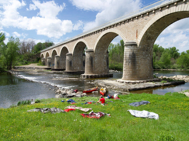 canovelo: drying out under a bridge