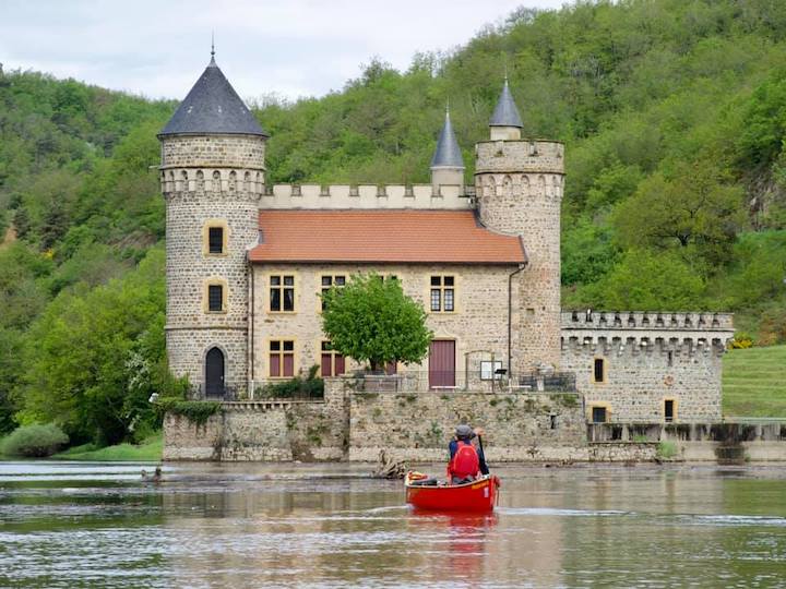 canovelo: canoeing by a castle