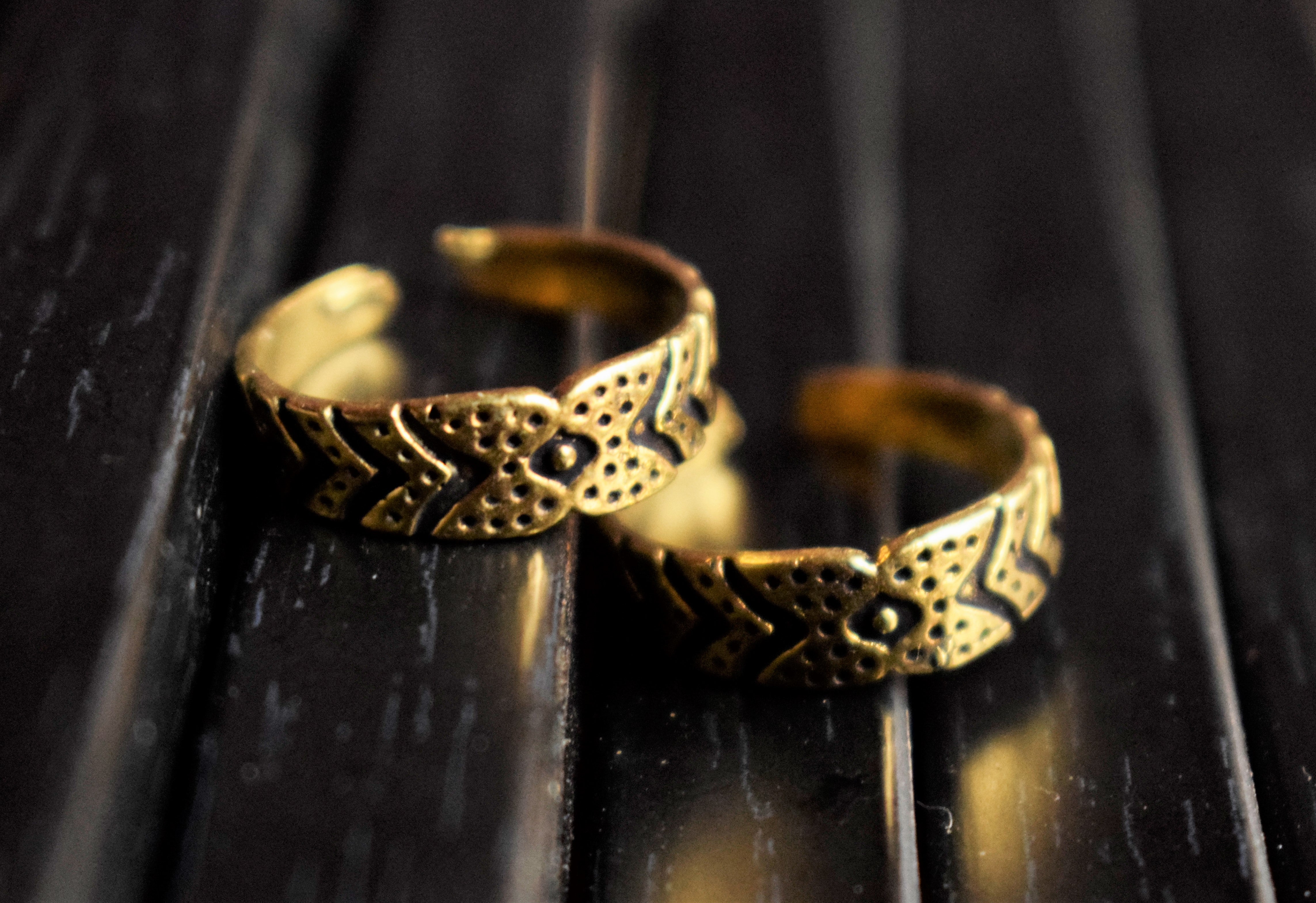 Golden Oxidized Spring Wheel Brass Toe Ring – Glitter Gleam